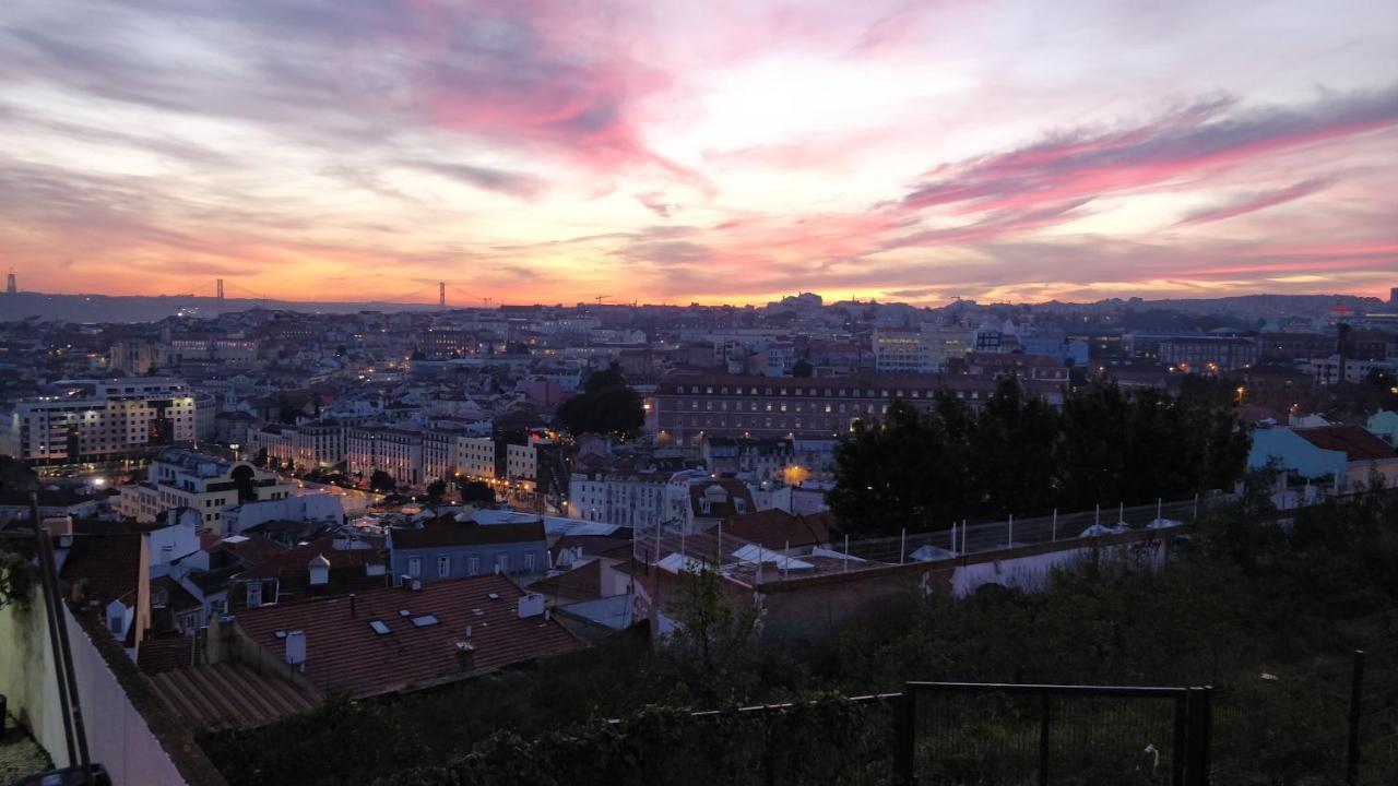 Stroll To Coffee Shops Near A Renovated Hillside Apartment In Graca Lisbon Exterior photo