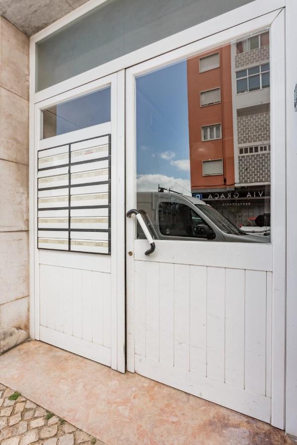 Stroll To Coffee Shops Near A Renovated Hillside Apartment In Graca Lisbon Exterior photo