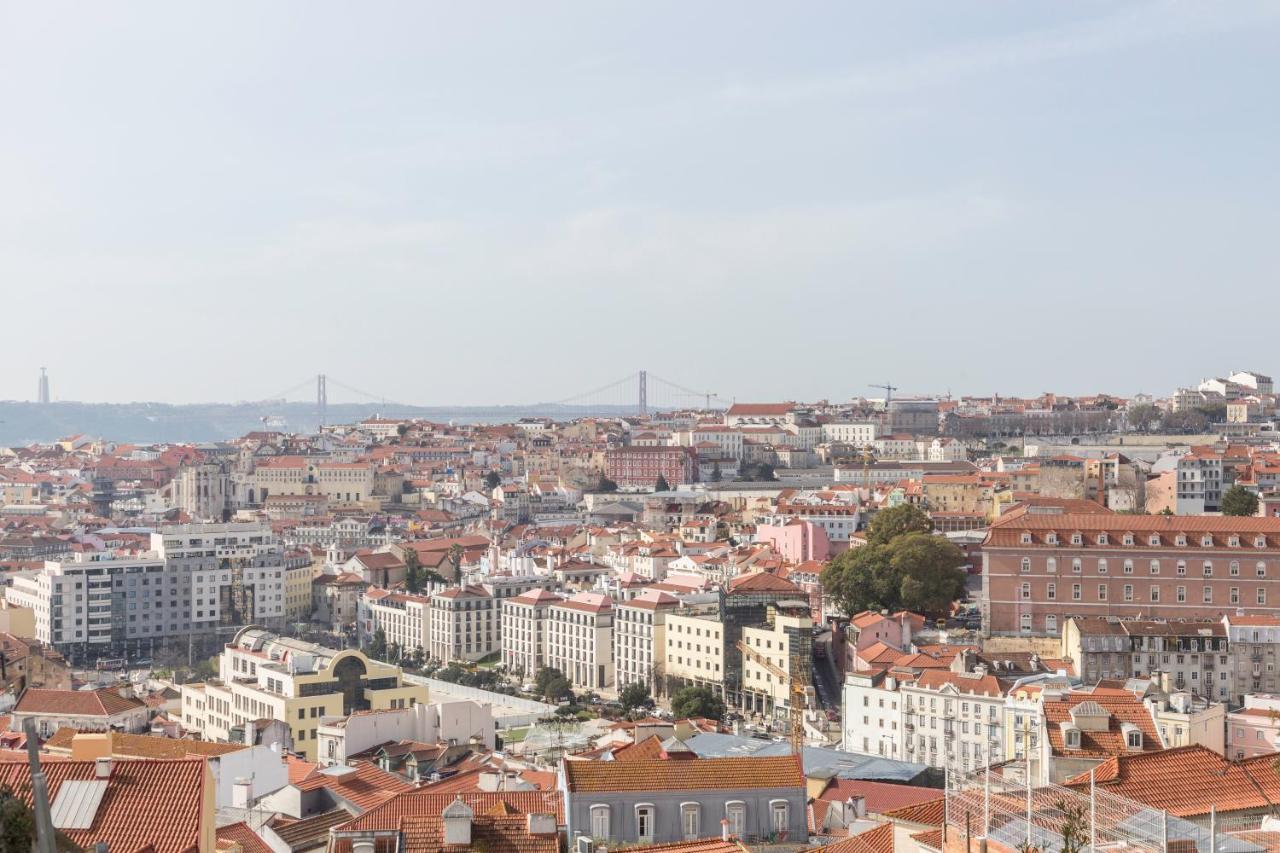 Stroll To Coffee Shops Near A Renovated Hillside Apartment In Graca Lisbon Exterior photo