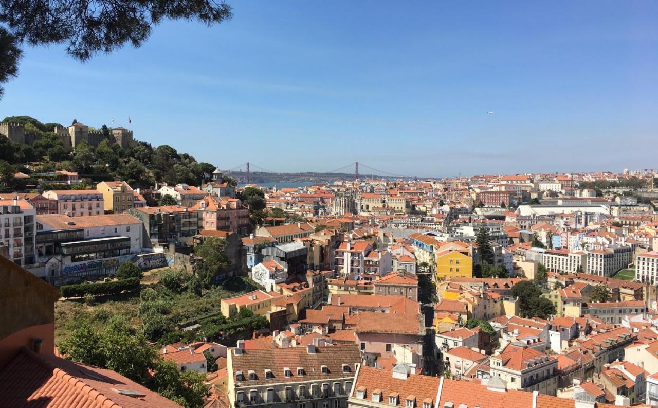 Stroll To Coffee Shops Near A Renovated Hillside Apartment In Graca Lisbon Exterior photo