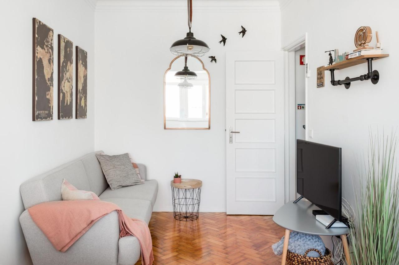 Stroll To Coffee Shops Near A Renovated Hillside Apartment In Graca Lisbon Exterior photo