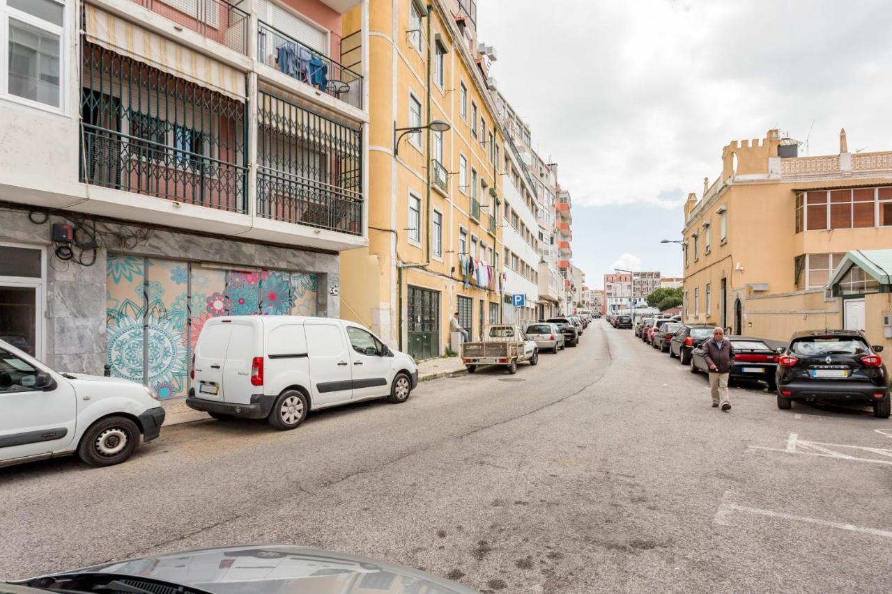 Stroll To Coffee Shops Near A Renovated Hillside Apartment In Graca Lisbon Exterior photo